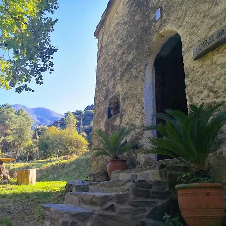 El Pati De L'ermita Fogas de Monclus