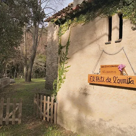El Pati De L'ermita Fogas de Monclus